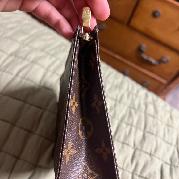 LV Monogram Toiletry Pouch 19 - Picture 4 of 8